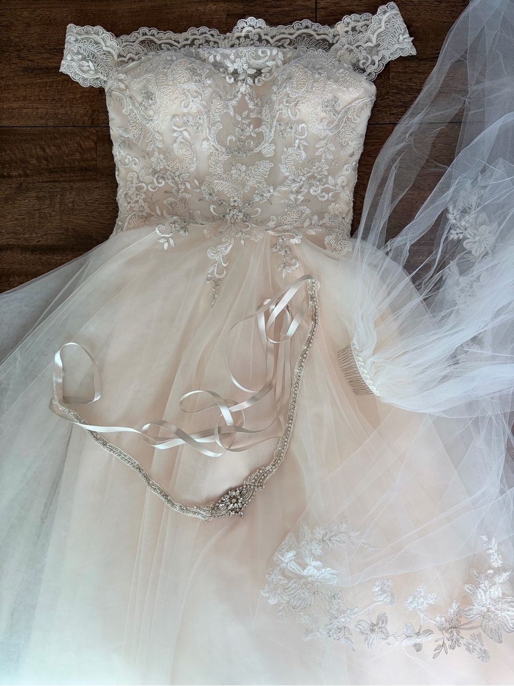 NWT Sincerity Bridal Lace & Tulle Ballgown Ivory Size 6 w/ Matching Veil & Sash